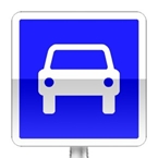 Route à accès réglementé. Ce signal annonce le début d’une section de route autre qu’une autoroute, réservée à la circulation automobile.
Bien que s'agissant d'un panneau d'indication, il interdit l'accès aux cycles et cyclomoteurs.