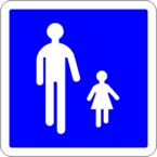 Double sens cyclable : Sur une aire piétonne, les cyclistes ne doivent pas oublier que ce sont les piétons qui y sont prioritaires. En outre, ils doivent circuler au pas et ne pas gêner les piétons.
