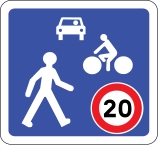 Double sens cyclable (suite) : Une zone de rencontre est un espace où la priorité est donnée aux piétons (et non aux cyclistes) et où l’ensemble des usagers de la route doivent rouler à la vitesse maximale de 20km/h.